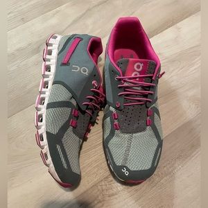 ON CLOUD WOMENS CLOUD Pink Grey  RUNNING SHOES SIZE 7.5 Like New~
